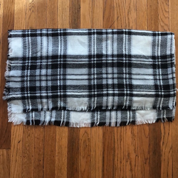 ModCloth black and white plaid blanket scarf - Picture 4 of 5